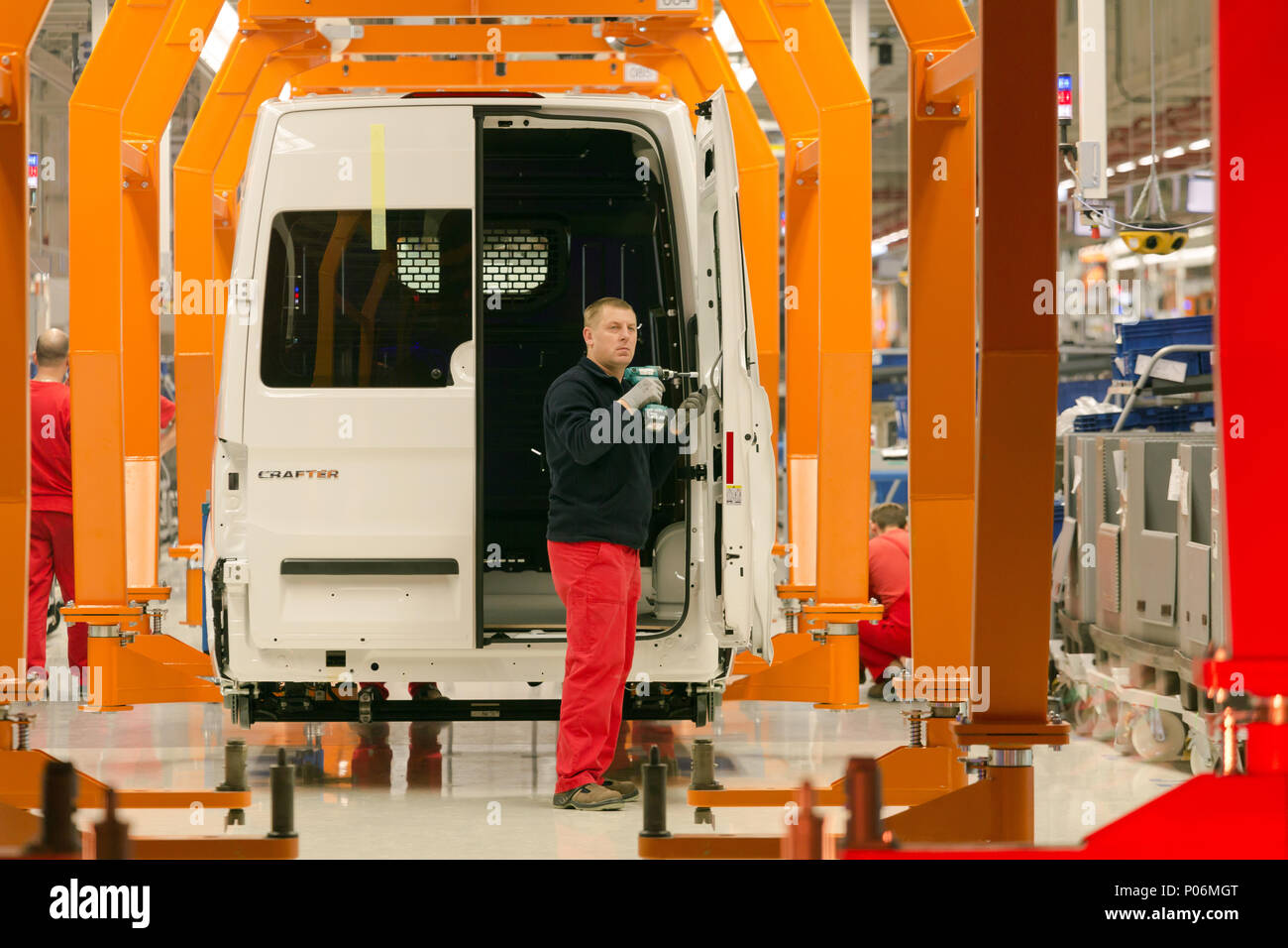 24.10.2016, Polonia, región Wielkopolska, Wrzesnia - Construcción del nuevo artesano, líneas de ensamblaje en la nueva fábrica de Volkswagen Vehículos Comerciales. Con Foto de stock