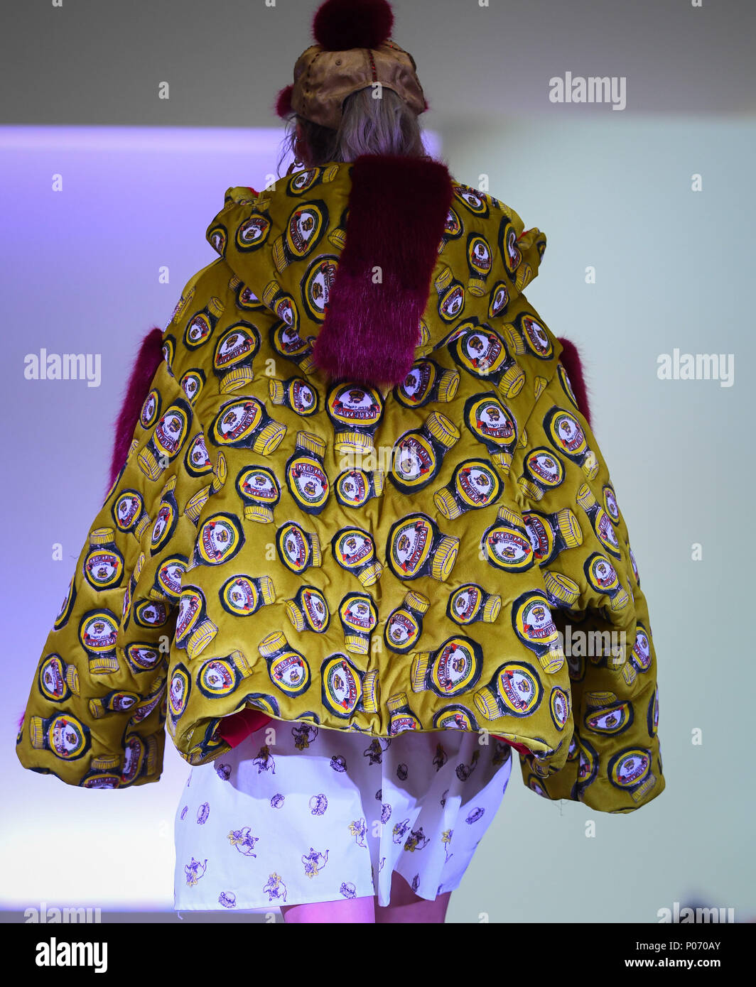 Southampton, Inglaterra, Reino Unido, 8 de junio de 2018. Esta noche la universidad Solent celebró su BA (Hons) Fashion show de graduación en Southampton para demostrar las habilidades y la imaginación de los estudiantes de último año. La colección de jade Axam ( foto) toma su inspiración de la lengua y la mejilla mira debates de actualidad como Brexit y la formulación de identidad británica. Esta colección se centra en el Queens seis Corgis y la familia real. crédito Paul Watts/ Alamy Live News Crédito: PBWPIX/Alamy Live News Foto de stock