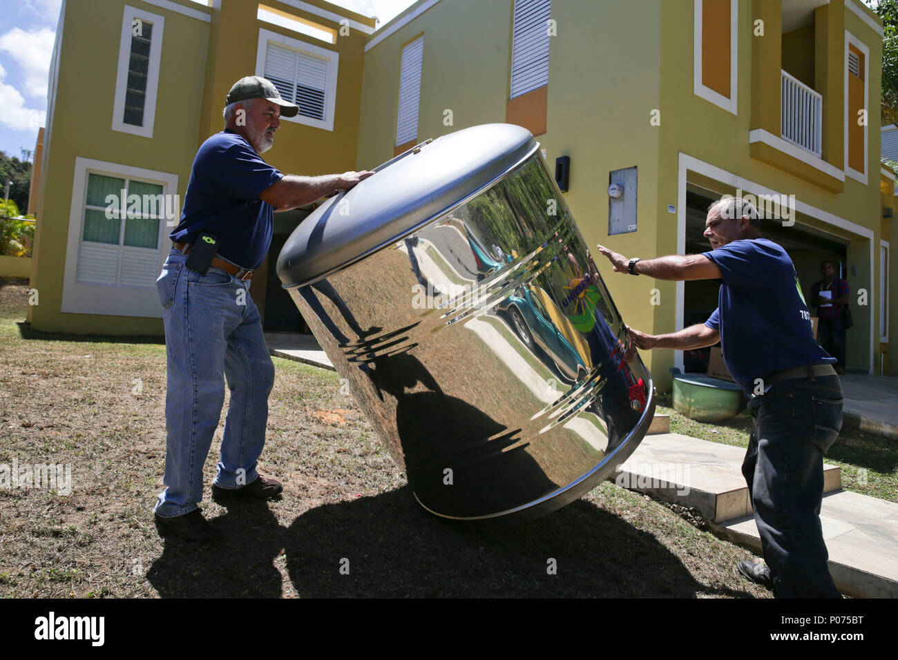 Guaynabo, Puerto Rico. 16 Aug, 2014. 15/ABRIL/2014. DORADO, P.R.URBANIZACION  Miraflores. HISTORIA SOBRE LOS MALABARES QUE TIENE QUE HACER LOS CIUDADANOS  POR LAS DEFICIENCIAS DEL SERVICIO DE LA AAA. EN LA FOTO RAFAEL