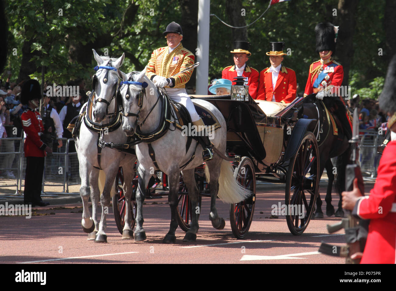 Londres, Reino Unido, 9 de junio de 2018: HMR Queen Elizabeth visto en carruaje tirado por caballos como ellos hacen su camino a los guardias a caballo desfile tierra el 9 de junio de 2018. Más de 1400 soldados desfilando, 200 caballos y 400 músicos se reúnen cada mes de junio en una gran muestra de precisión militar, equitación y fanfarria para celebrar el cumpleaños oficial de la Reina. Crédito: David Mbiyu/Alamy Foto de stock