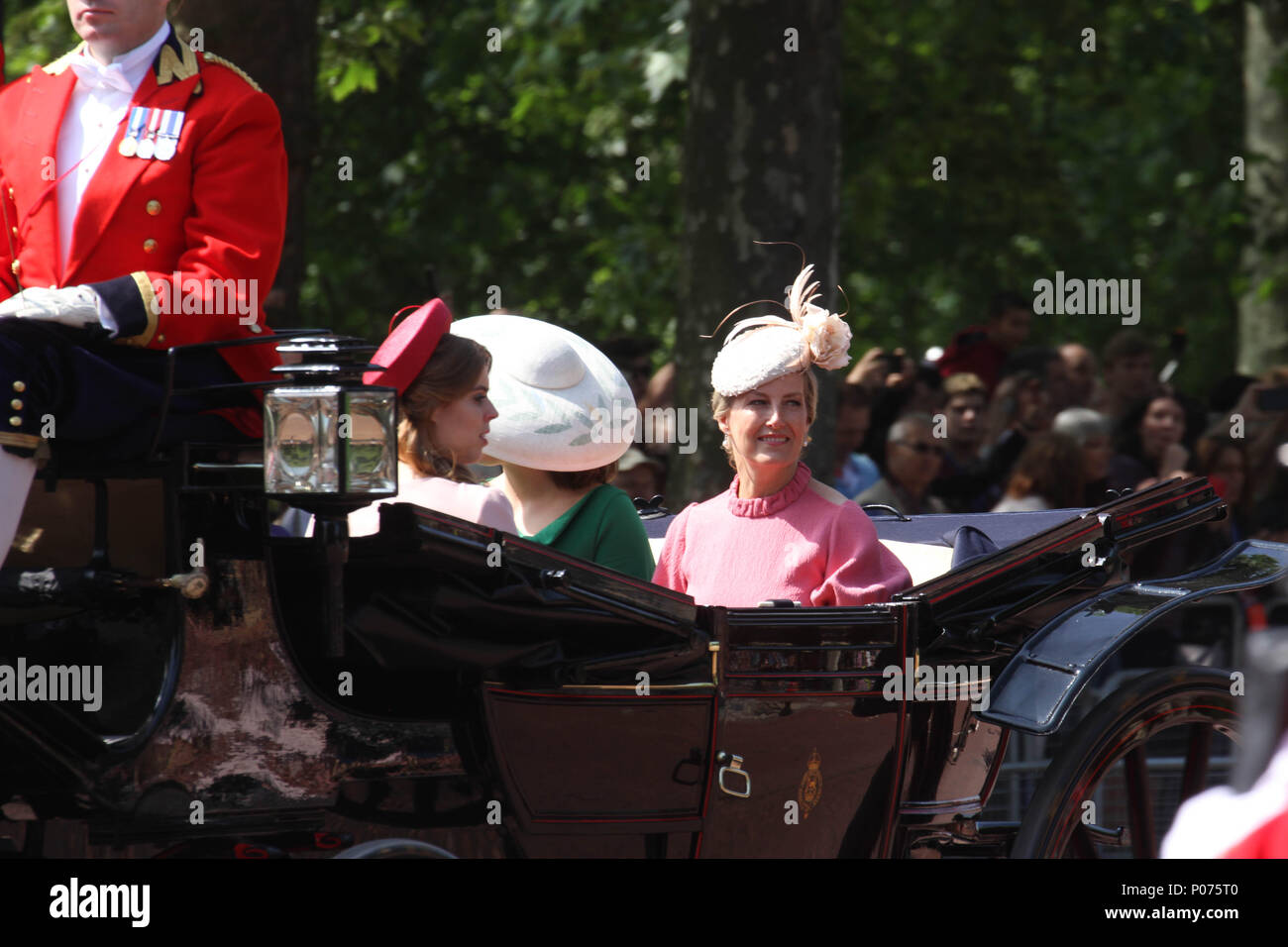Londres, Reino Unido, 9 de junio de 2018: Los miembros de la familia real se ve en un carruaje tirado por caballos como ellos hacen su camino a los guardias a caballo desfile tierra el 9 de junio de 2018. Más de 1400 soldados desfilando, 200 caballos y 400 músicos se reúnen cada mes de junio en una gran muestra de precisión militar, equitación y fanfarria para celebrar el cumpleaños oficial de la Reina. Crédito: David Mbiyu/Alamy Foto de stock