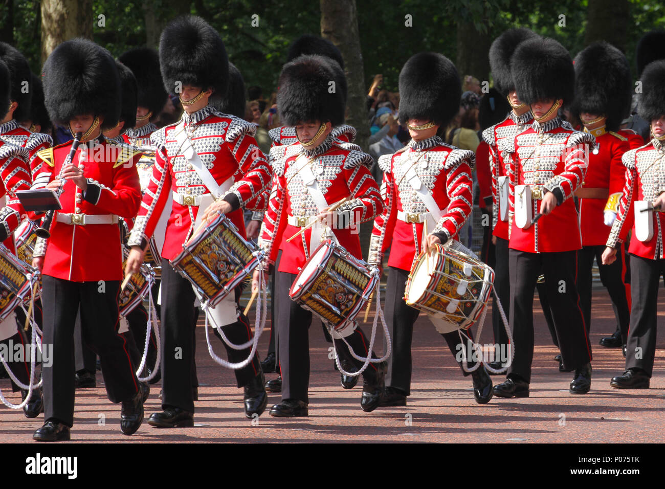 Londres, Reino Unido, 9 de junio de 2018, cientos de miembros de la Guardia de marzo a lo largo del Mall para el Desfile de los guardias a caballo el suelo como hacen su camino a los guardias a caballo desfile tierra el 9 de junio de 2018. Más de 1400 soldados desfilando, 200 caballos y 400 músicos se reúnen cada mes de junio en una gran muestra de precisión militar, equitación y fanfarria para celebrar el cumpleaños oficial de la Reina. Crédito: David Mbiyu/Alamy Foto de stock