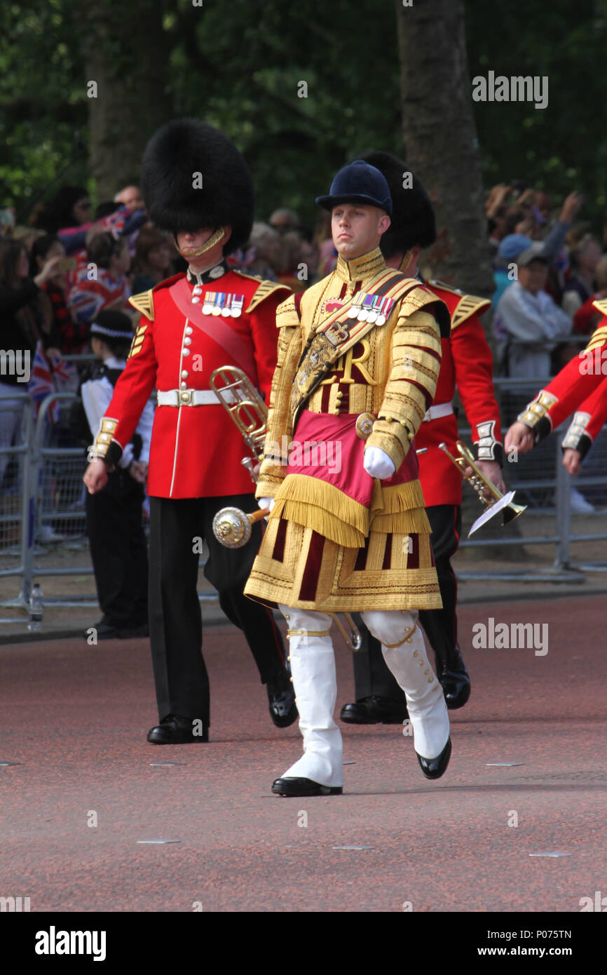 Londres, Reino Unido, 9 de junio de 2018, cientos de miembros de la Guardia de marzo a lo largo del Mall para el Desfile de los guardias a caballo el suelo como hacen su camino a los guardias a caballo desfile tierra el 9 de junio de 2018. Más de 1400 soldados desfilando, 200 caballos y 400 músicos se reúnen cada mes de junio en una gran muestra de precisión militar, equitación y fanfarria para celebrar el cumpleaños oficial de la Reina. Crédito: David Mbiyu/Alamy Foto de stock