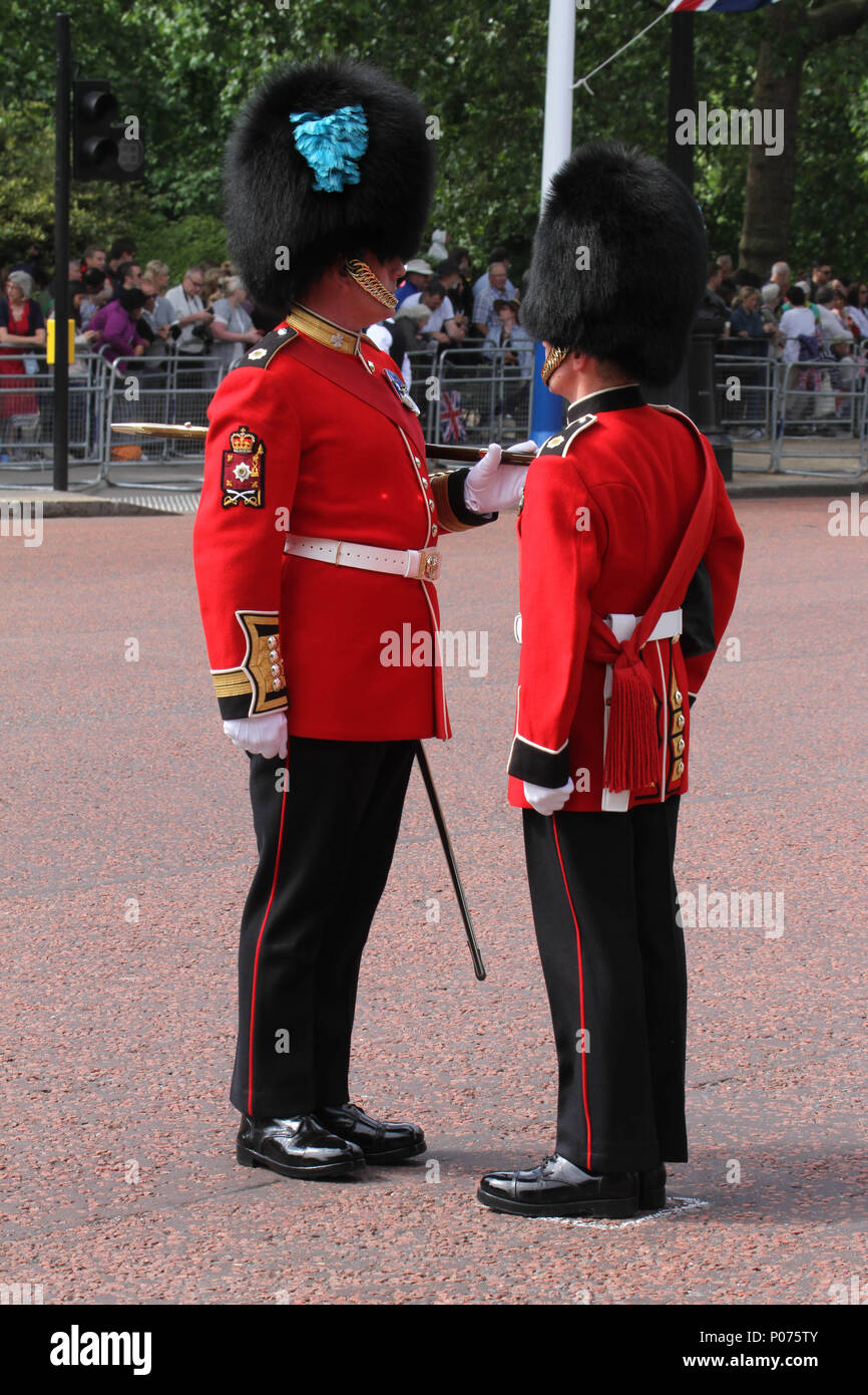 Londres, Reino Unido, 9 de junio de 2018, cientos de miembros de la Guardia de marzo a lo largo del Mall para el Desfile de los guardias a caballo el suelo como hacen su camino a los guardias a caballo desfile tierra el 9 de junio de 2018. Más de 1400 soldados desfilando, 200 caballos y 400 músicos se reúnen cada mes de junio en una gran muestra de precisión militar, equitación y fanfarria para celebrar el cumpleaños oficial de la Reina. Crédito: David Mbiyu/Alamy Foto de stock
