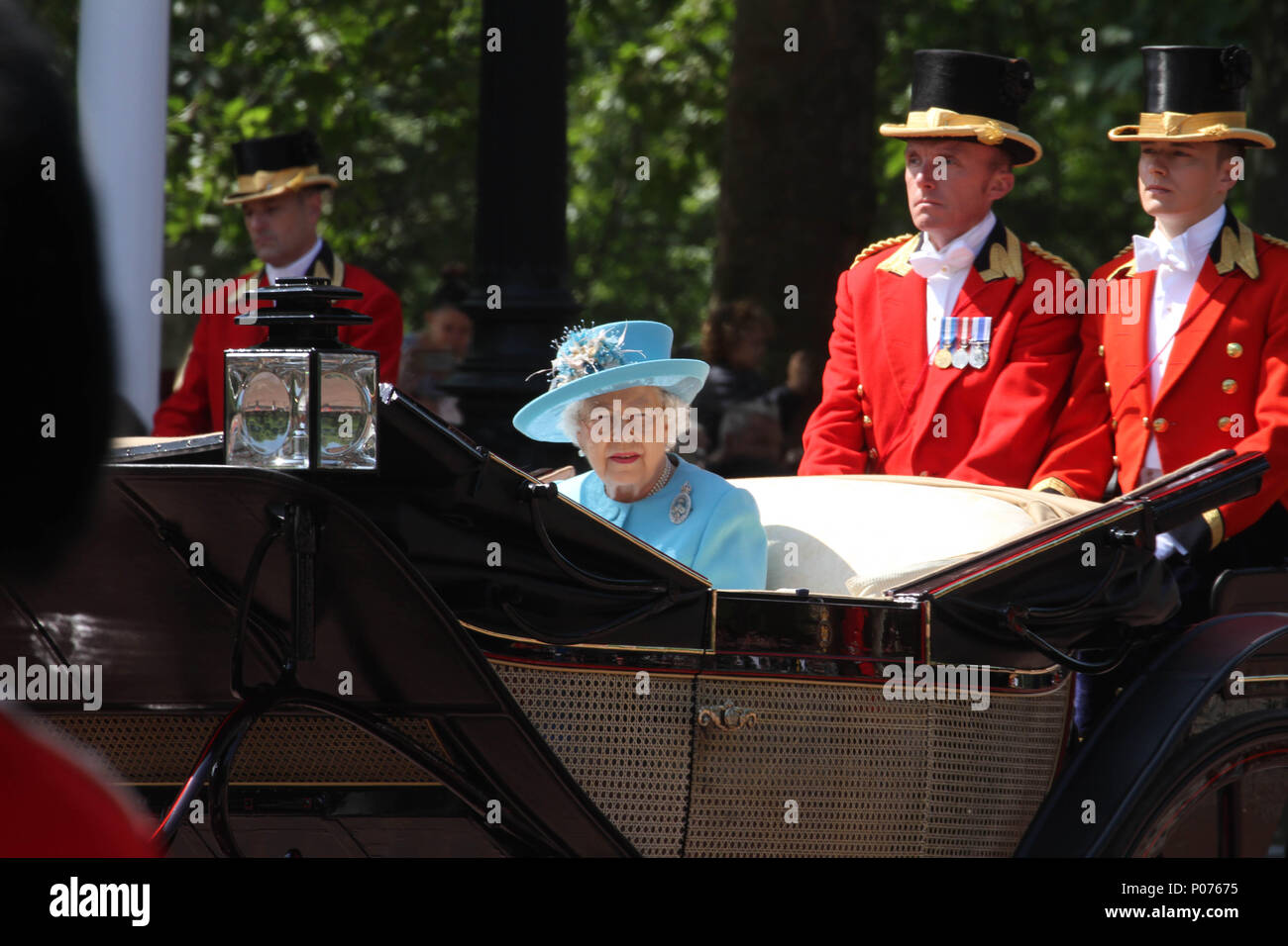 Londres, Reino Unido, 9 de junio de 2018: HMR Queen Elizabeth visto en carruaje tirado por caballos como ellos hacen su camino a los guardias a caballo desfile tierra el 9 de junio de 2018. Más de 1400 soldados desfilando, 200 caballos y 400 músicos se reúnen cada mes de junio en una gran muestra de precisión militar, equitación y fanfarria para celebrar el cumpleaños oficial de la Reina. Crédito: David Mbiyu Foto de stock