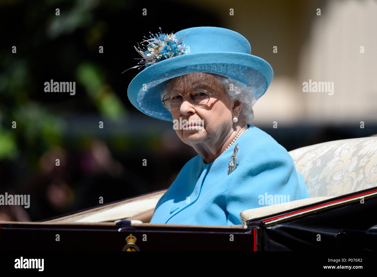Trooping el color de 2018. La reina Isabel II, la Reina, en su propio en un carro en el Mall, en azul, Angela Kelly traje de diseño. Espacio para copiar Foto de stock