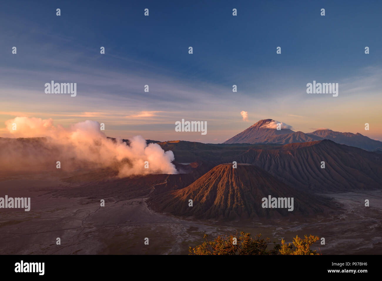 Monte Bromo bajo la luz del amanecer, el volcán más famoso de Java, Indonesia Foto de stock