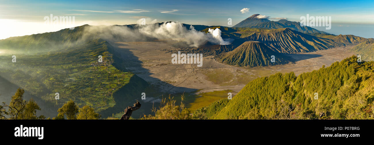 Panorama del Monte Bromo, el volcán más famoso de Java, Indonesia Foto de stock