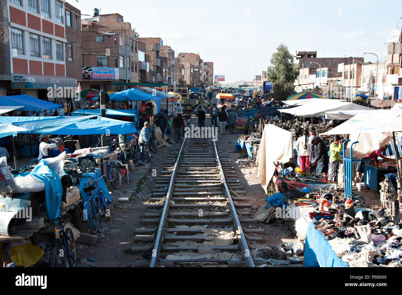 La fotografía de la calle mostrando el camino a través del mercado de la ciudad de Juliaca, en el camino a Puno y el Lago Titicaca por Peru Rail Foto de stock