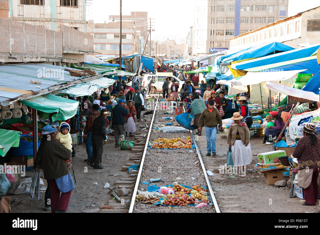 La fotografía de la calle mostrando el camino a través del mercado de la ciudad de Juliaca, en el camino a Puno y el Lago Titicaca por Peru Rail Foto de stock