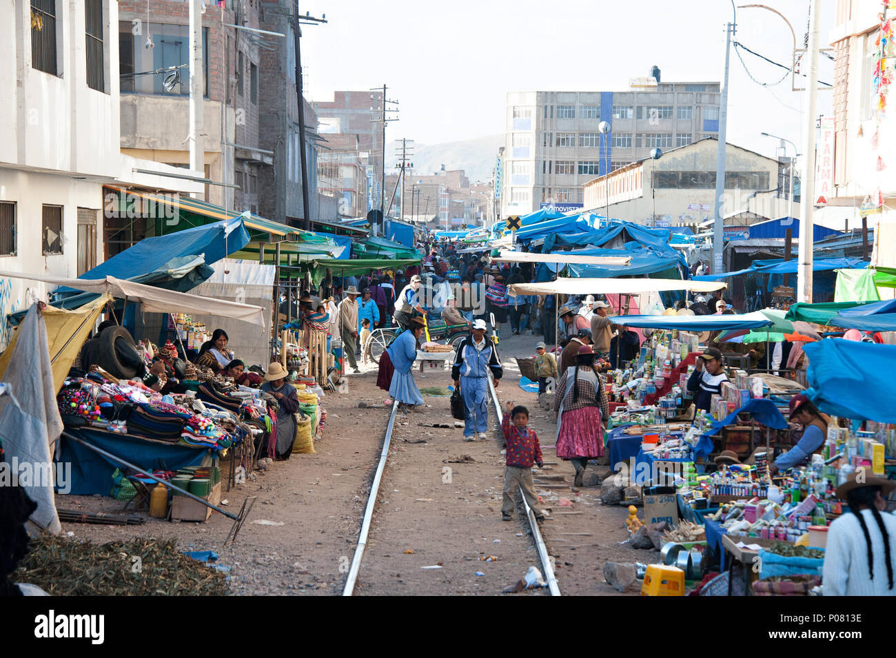 La fotografía de la calle mostrando el camino a través del mercado de la ciudad de Juliaca, en el camino a Puno y el Lago Titicaca por Peru Rail Foto de stock