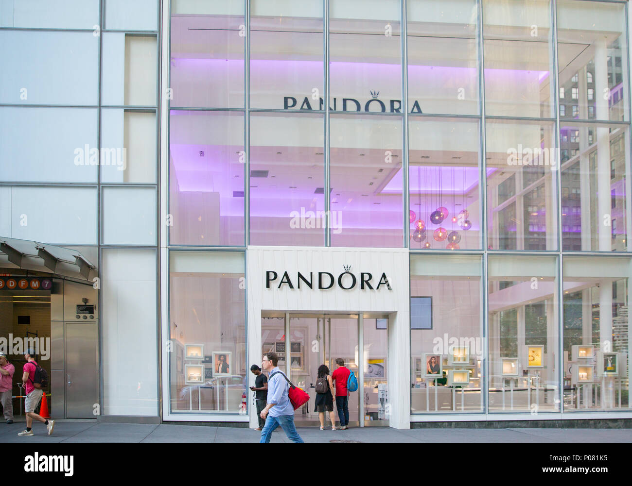 Pandora store front fotografías e imágenes de alta resolución - Alamy