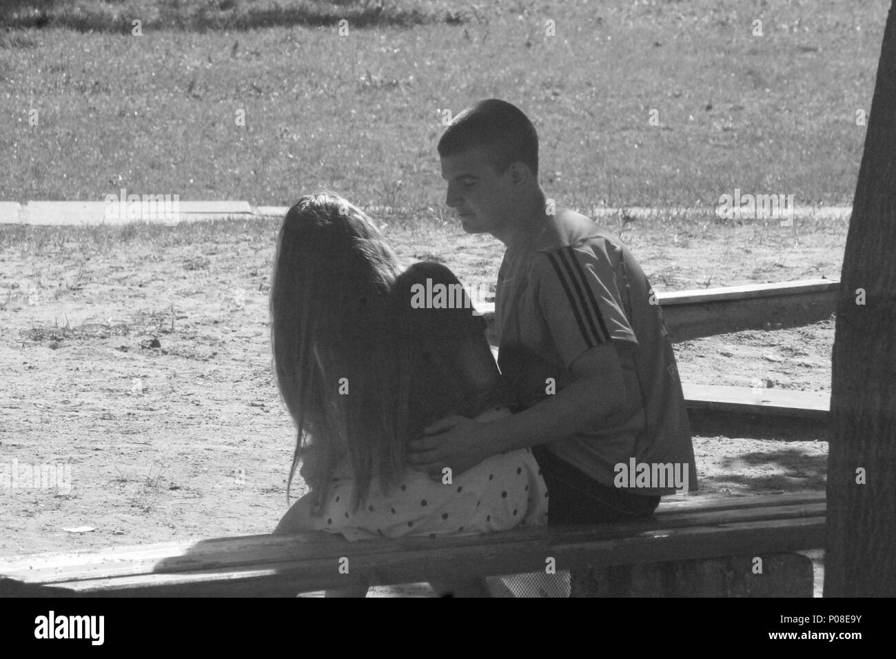 Hermosas parejas jóvenes caen en amor cálido día de primavera Fotografía de stock - Alamy Hermosas parejas jóvenes caen en amor cálido día de primavera Fotografía de stock - Alamy