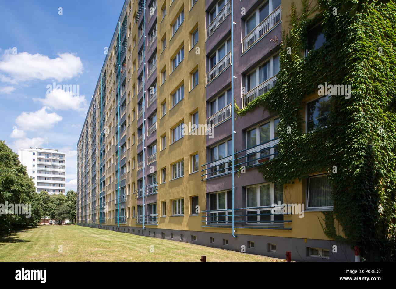 Berlín, Alemania, renovado fa?ade de un edificio residencial en Heinrich-Heine-Strasse Foto de stock