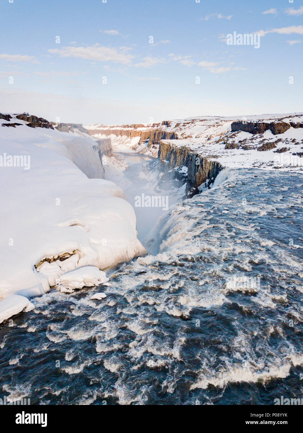 Vista aérea, un paisaje nevado, Gorge, cañón con caída de masas de agua, cascada de Dettifoss en invierno, en el norte de Islandia, Islandia Foto de stock