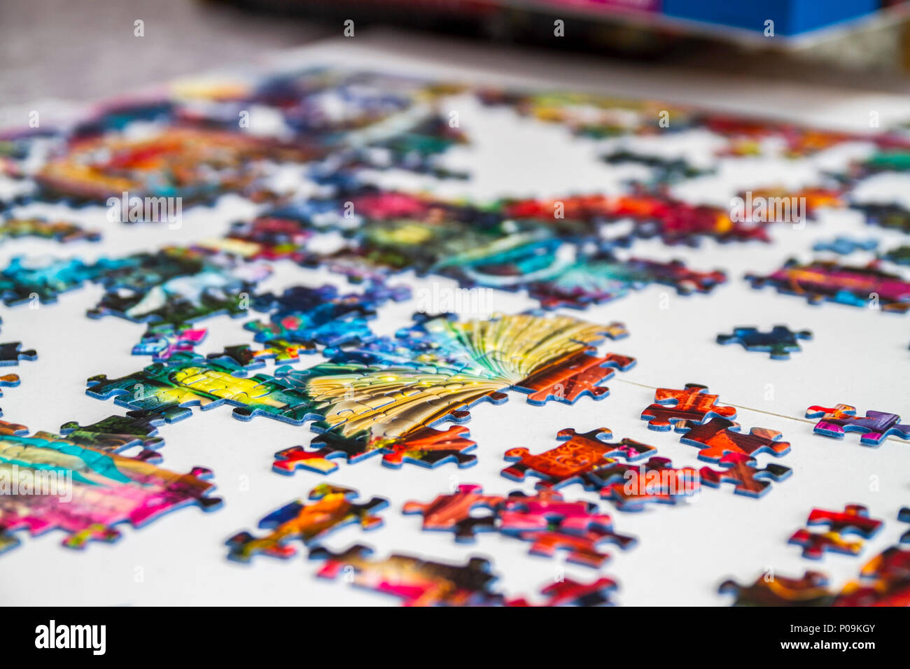 Grandes piezas de un rompecabezas de 1.000 piezas de varios colores, colorido, diversión familiar educativa Foto de stock