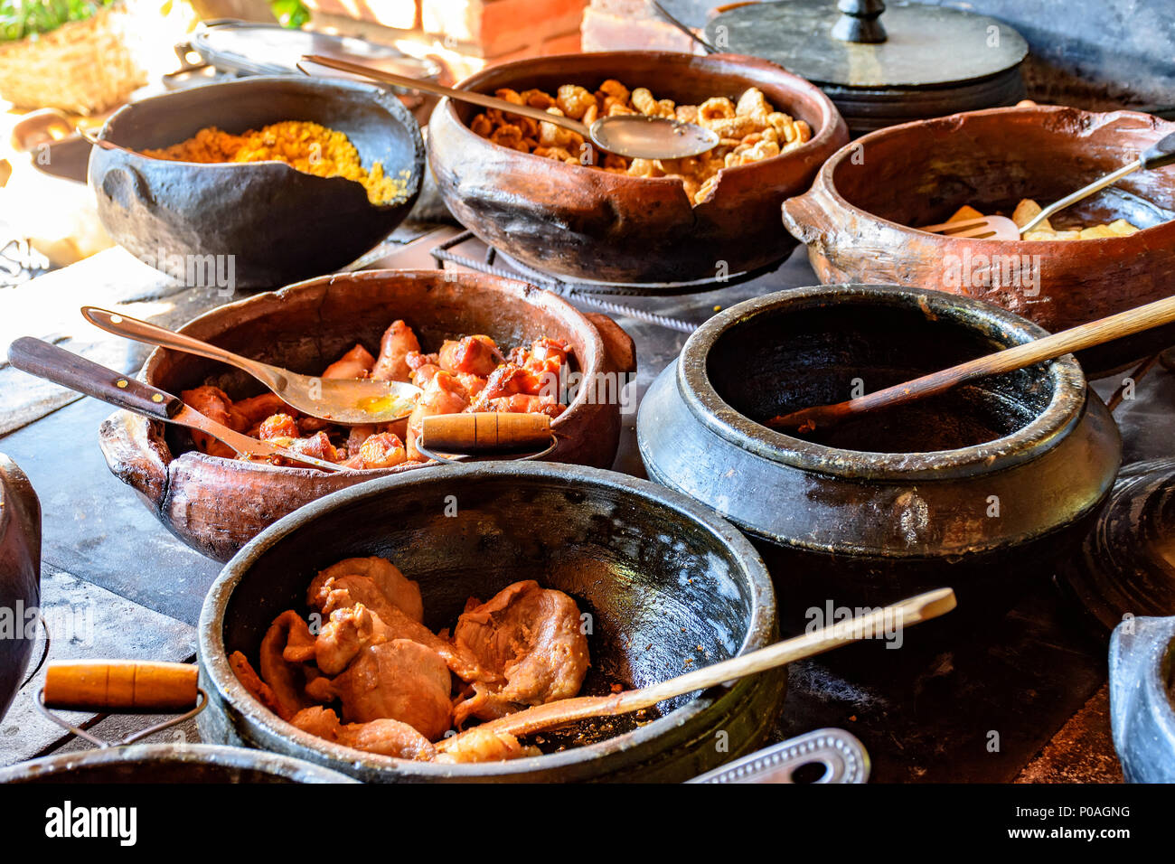 Comida brasileña tradicional fuera de la rgion fuera de Minas Gerais está preparando en vasijas de arcilla y en el viejo y popular estufa de leña Foto de stock