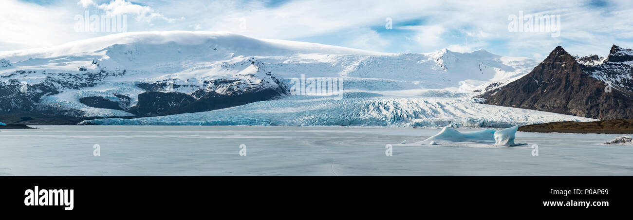 Frozen laguna con témpanos, laguna glaciar Fjallsárlón, al sur de Islandia, Islandia Foto de stock