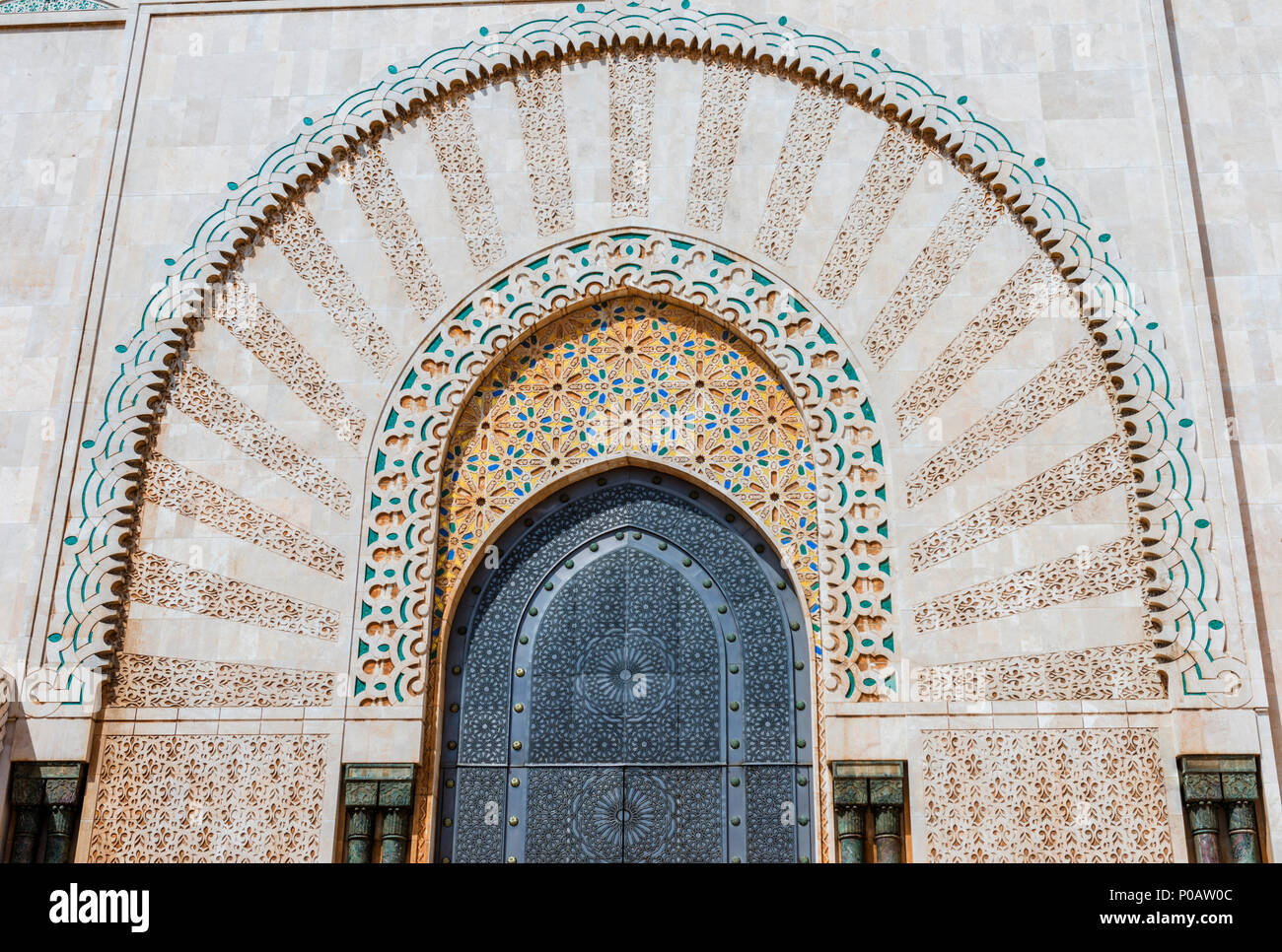 Decorados pared exterior, puerta de entrada con mosaico y ornamento, Mezquita de Hassan II, la Grande Mosquée Hassan II Foto de stock