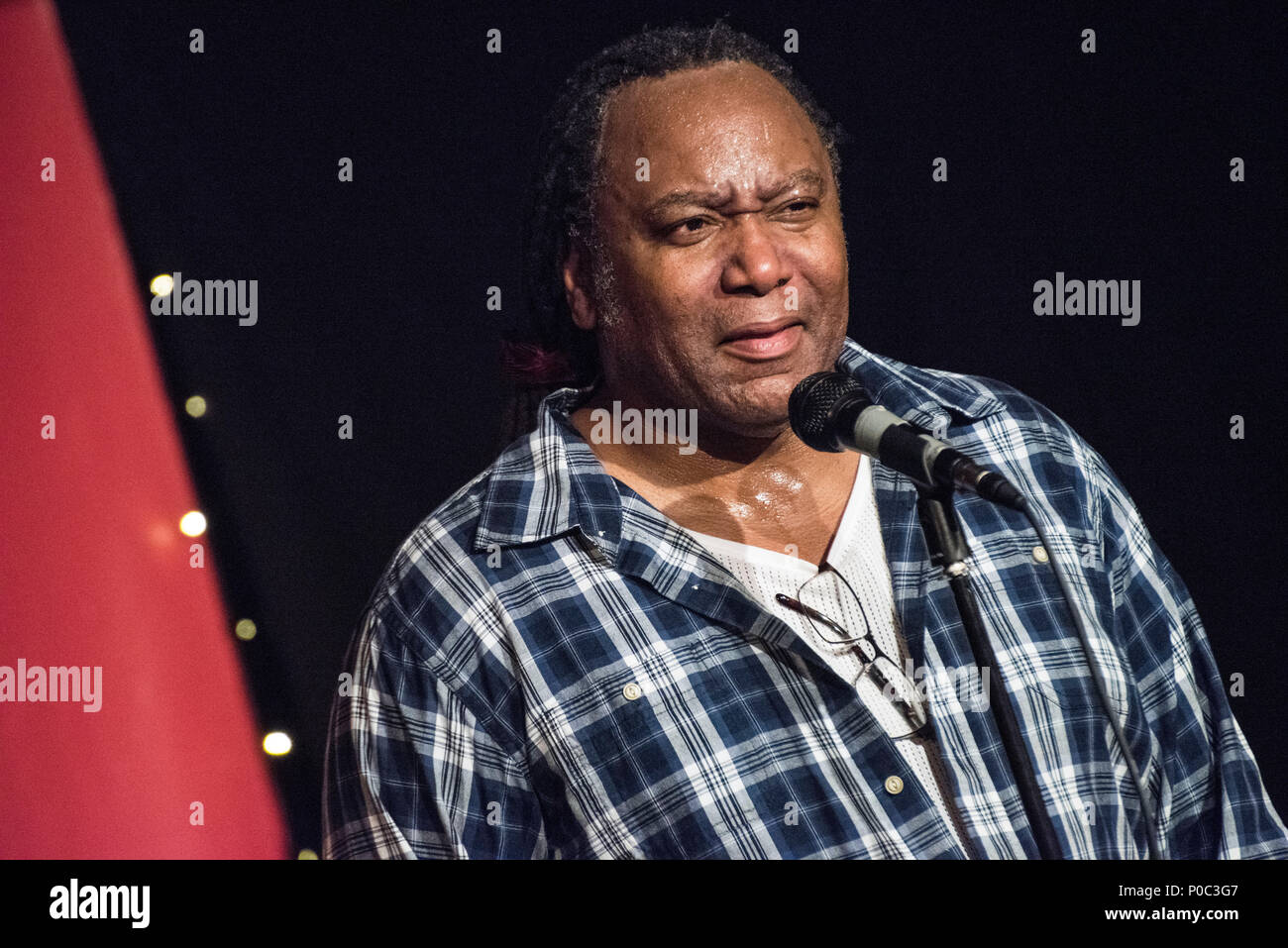 Reginald D Hunter @ La Red Imp Comedy Club, Rose and Crown Pub Walthamstow, Londres E17. Los comediantes haciendo una serie de vistas previas de un jefe de la Comedy Festival de Edimburgo. Foto de stock