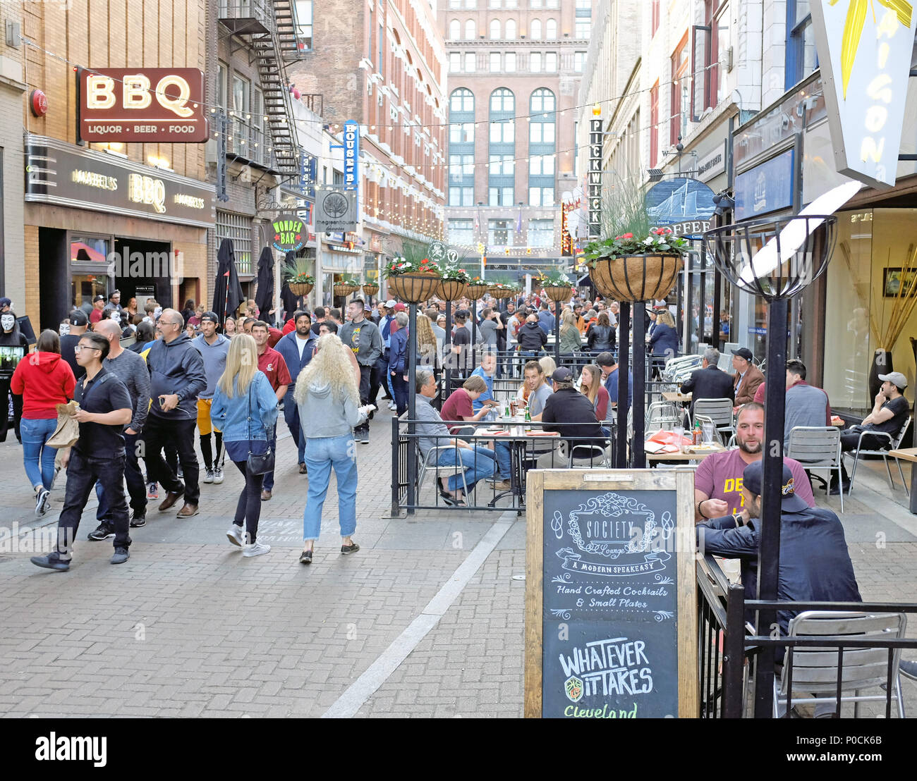 Este 4º en el centro de la ciudad de Cleveland, Ohio, EE.UU. es uno de varios distritos de entretenimiento con una escena de comer y beber al aire libre Foto de stock
