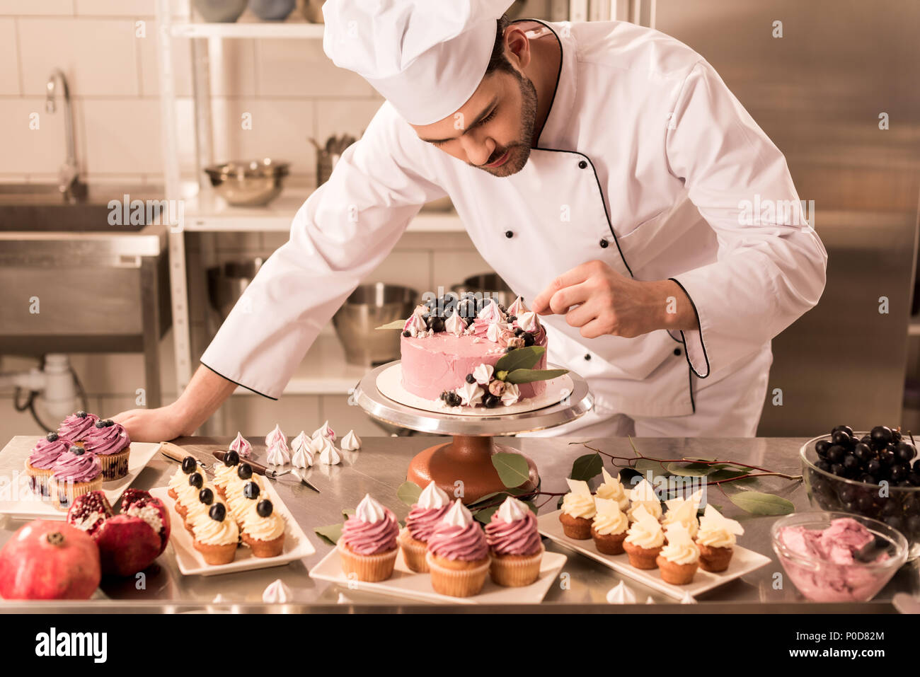 campo Desear Deslumbrante Retrato de pastelería decorar pasteles en cocina de restaurante Fotografía  de stock - Alamy