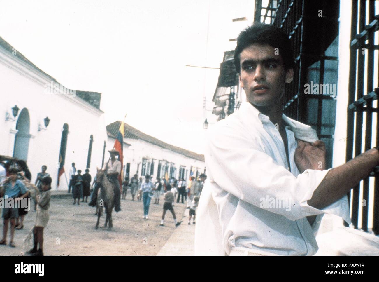 El título de la película original: Cronaca di ANU MORTE ANNUNCIATA. Título en inglés: crónica de una muerte anunciada. El director de cine: Francesco Rosi. Año: 1987. Estrellas: Anthony Delon. Crédito: ITALMEDIA/SOPROFILMS/LES FILMS ARIANE / Álbum Foto de stock