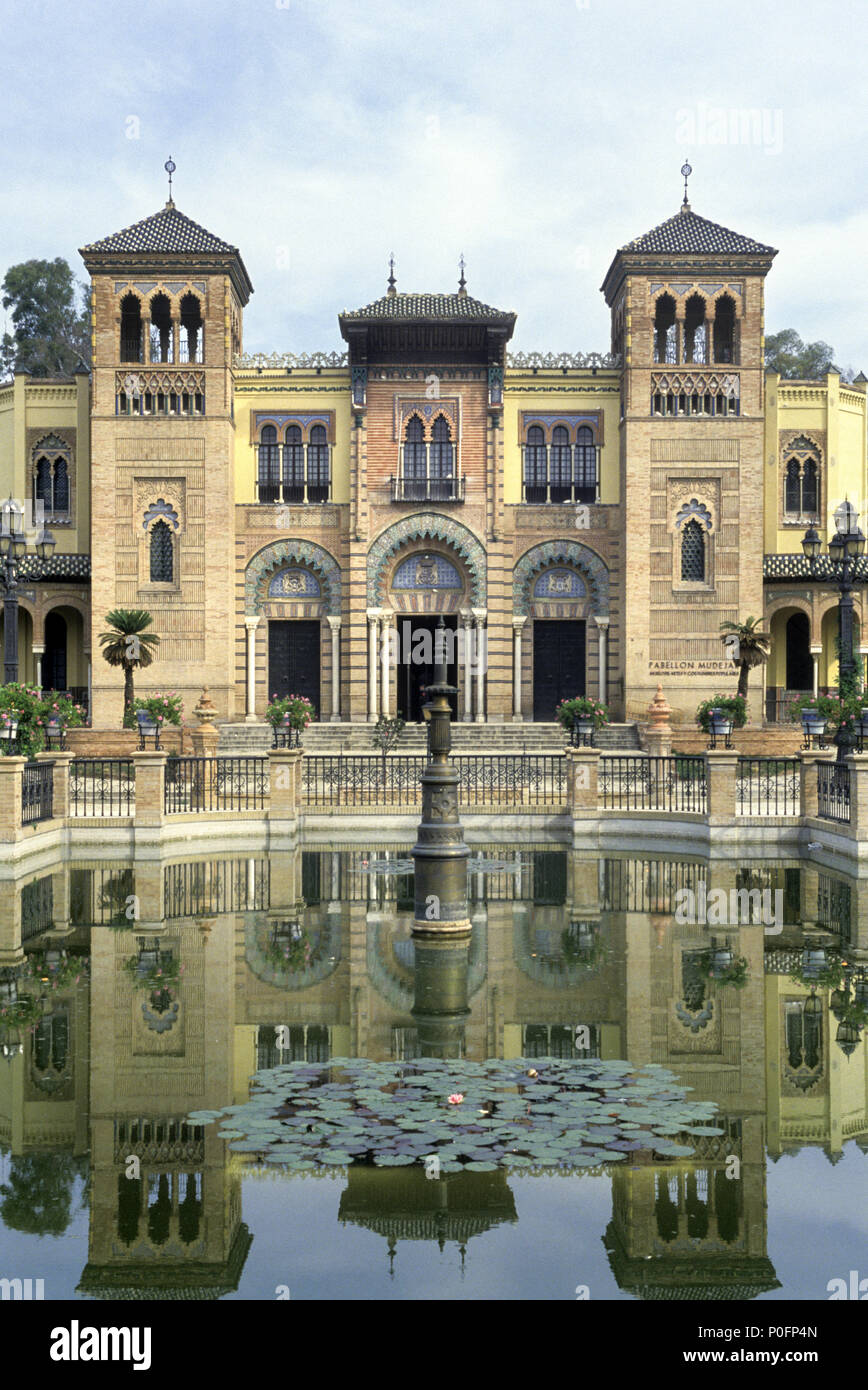 1993 Fuente histórico pabellón mudéjar de la PLAZA DE LAS AMÉRICAS El Parque Maria Luisa Sevilla Andalucía España Foto de stock