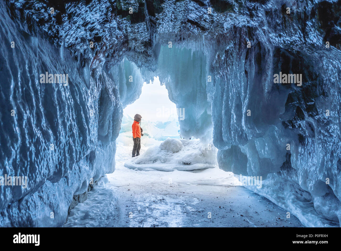 Cueva de hielo congelado en el congelado lago Baikal en Siberia, Rusia Foto de stock