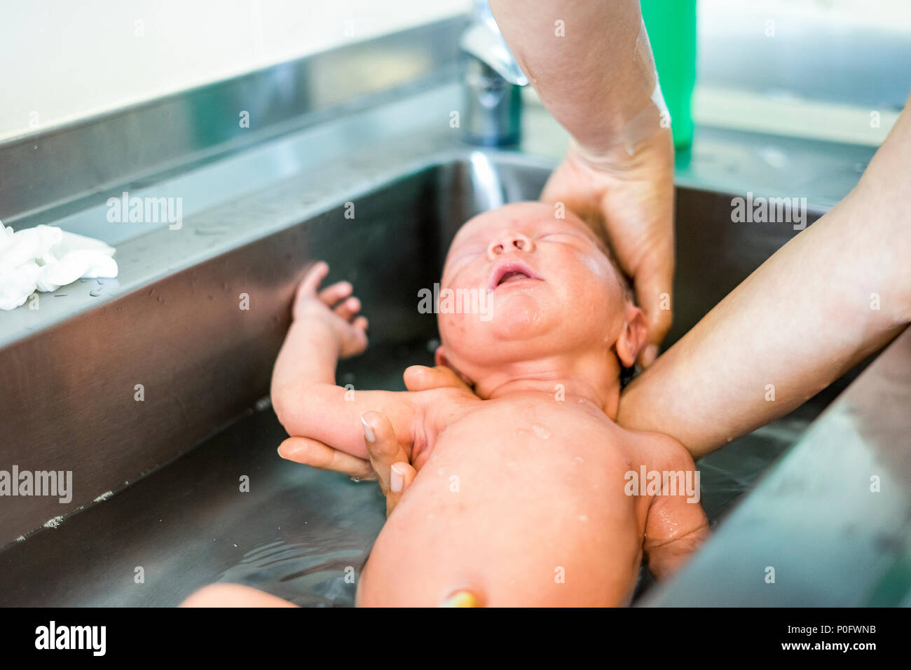 Primer baño de un bebé recién nacido en el hospital receptor Fotografía de  stock - Alamy