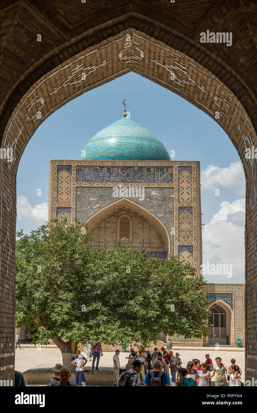 La entrada a la Mezquita Kalyan, Poi Kalyan compleja, Bukhara, Uzbekistán Foto de stock