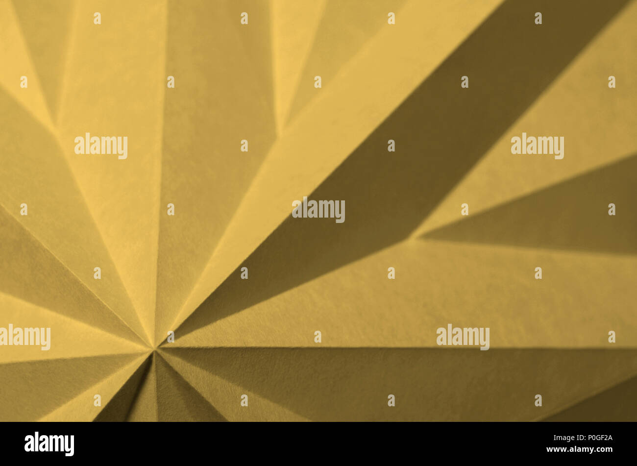 Fondo de pantalla abstracto amarillo Origami, bambú; Pantone 14-0740. Elemento de diseño gráfico monocromo angulares. Foto de stock
