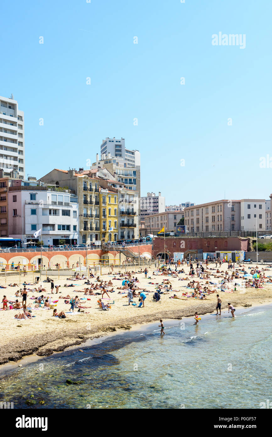 Vista general de la playa de los Catalanes, el más popular y concurrida playa de Marsella, situado a sólo 15 minutos a pie del centro de la ciudad. Foto de stock