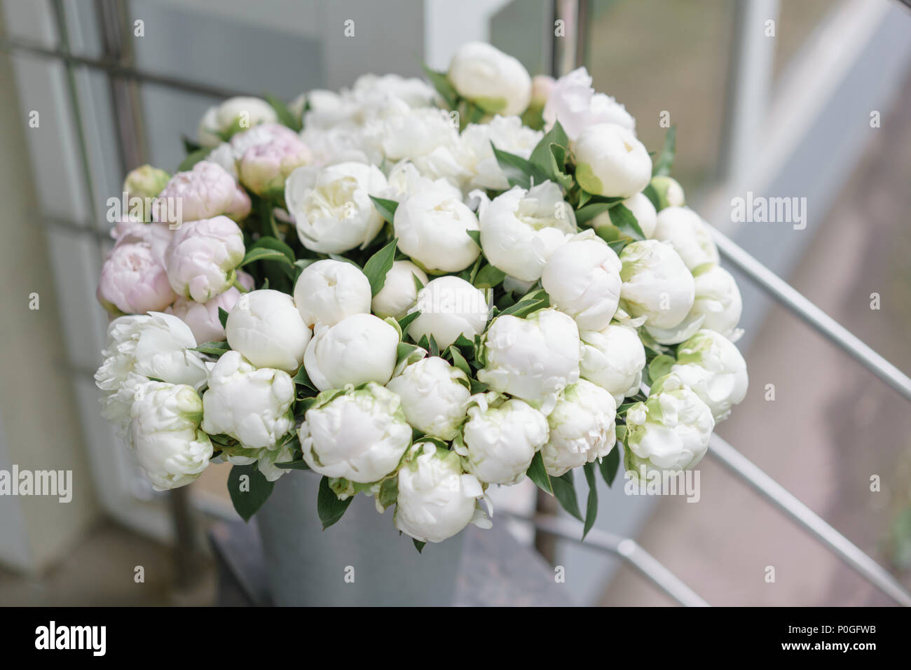 Precioso ramo de peonías blancas y rosas . Composición floral, la luz del  día. Papel tapiz. Foto vertical Fotografía de stock - Alamy