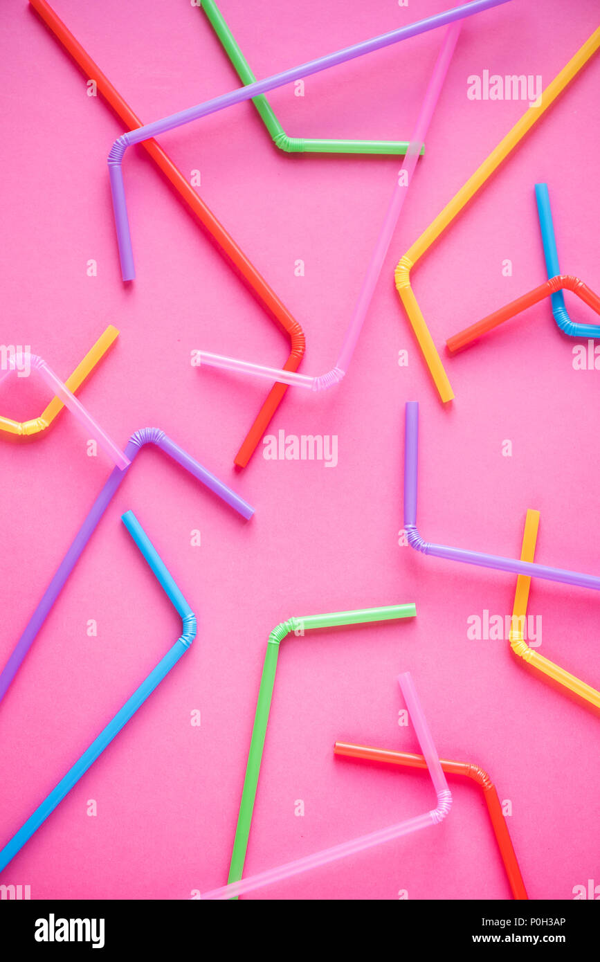 Pajas sobre fondo de color rosa. Cóctel de verano, divertidas y felices vacaciones concepto. Foto de stock