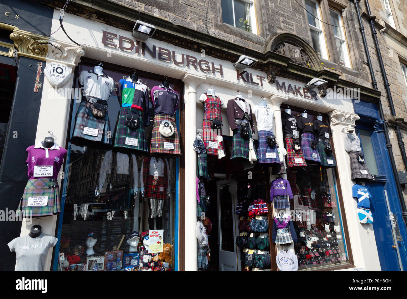 Falda makers tienda de venta de faldas escocesas, Grassmarket, casco antiguo de Edimburgo, Escocia, Reino Unido Europa Foto de stock