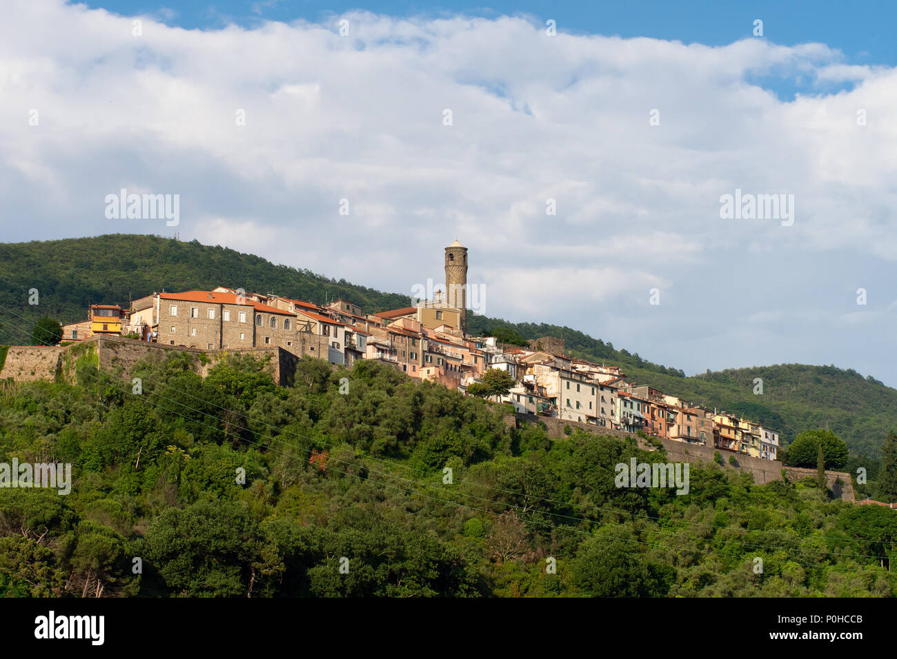 Colina típica aldea en Italia. Caprigliola cerca Aulla en el norte de la Toscana. Foto de stock