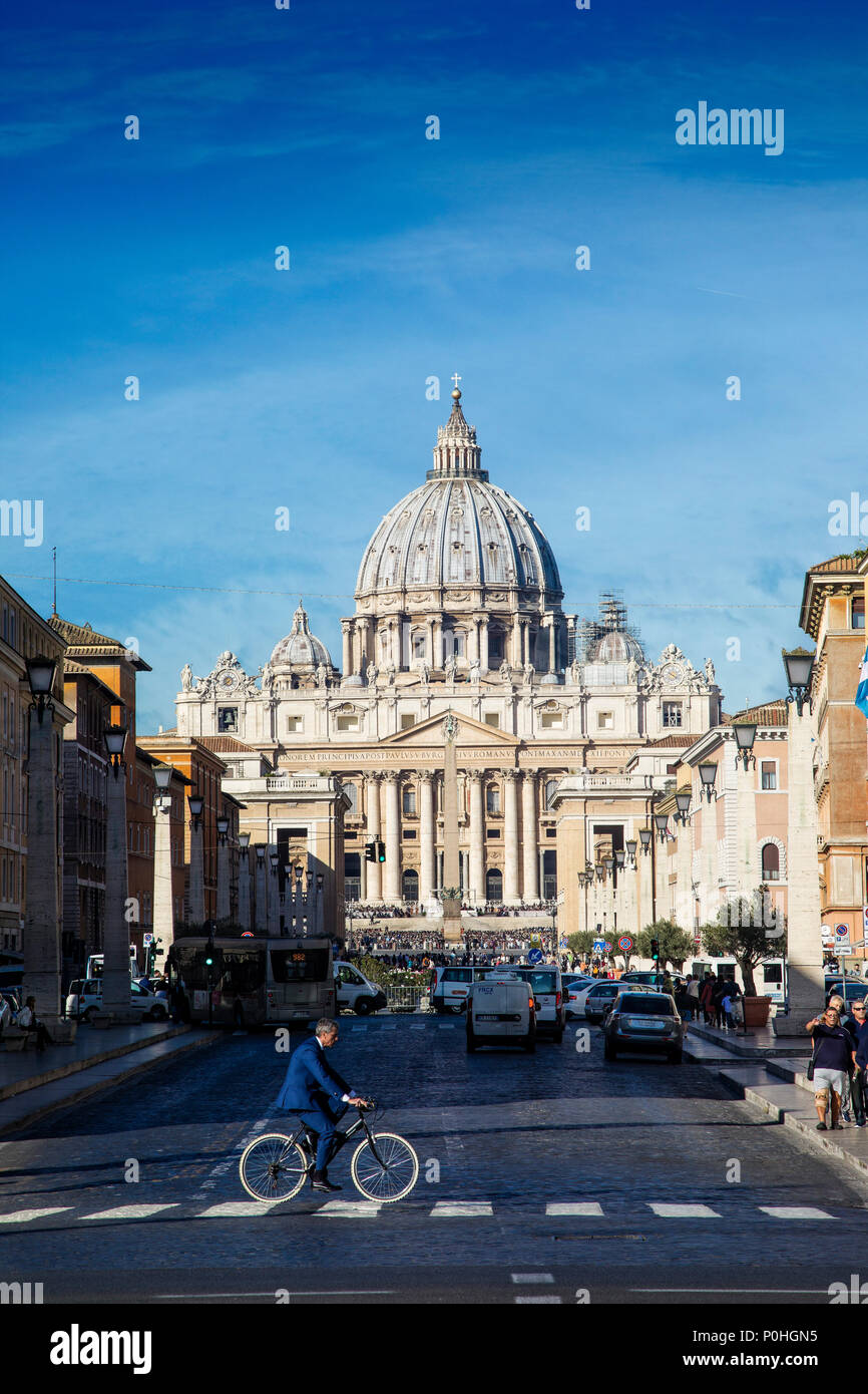 Las multitudes acuden a la Basílica de San Pedro y el Vaticano en Roma, Italia. Foto de stock
