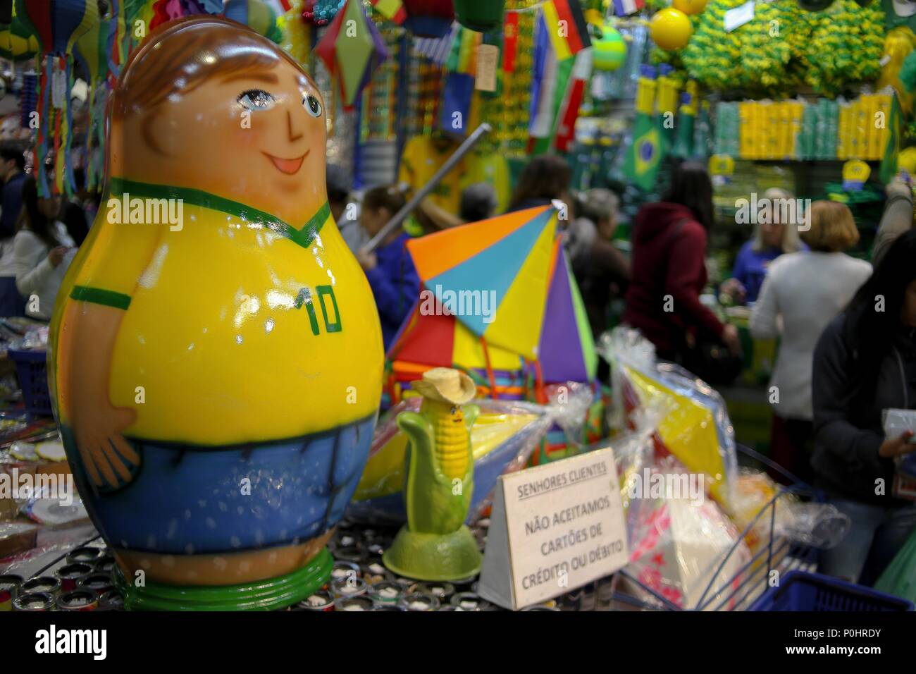 Sao Paulo, Brasil. 9 de junio de 2018. Los brasileños van de compras para  accesorios con los colores nacionales en la semana antes del comienzo de la  Copa del Mundo de 2018