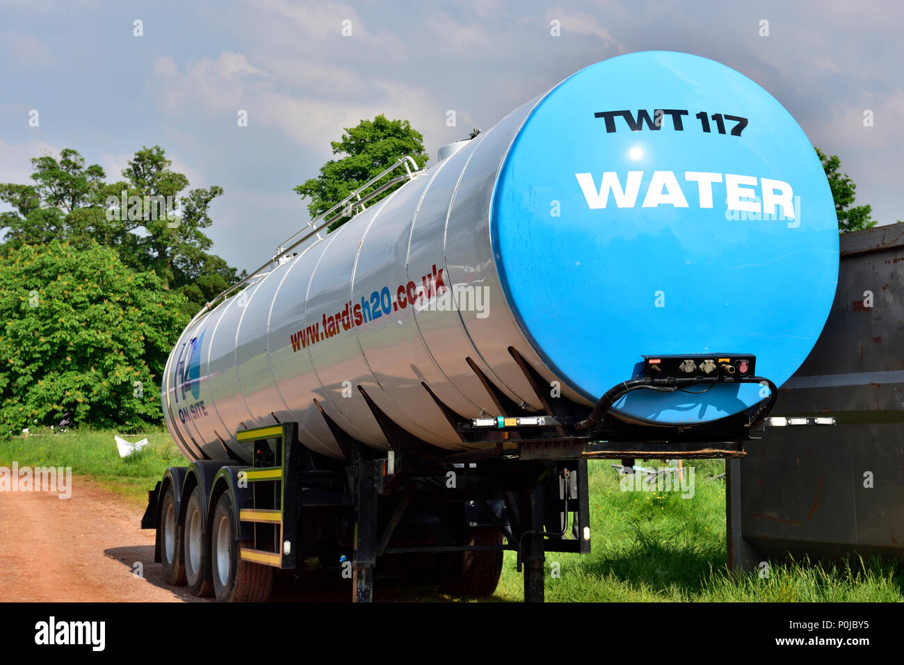 Cisterna de agua para el abastecimiento de agua potable Foto de stock