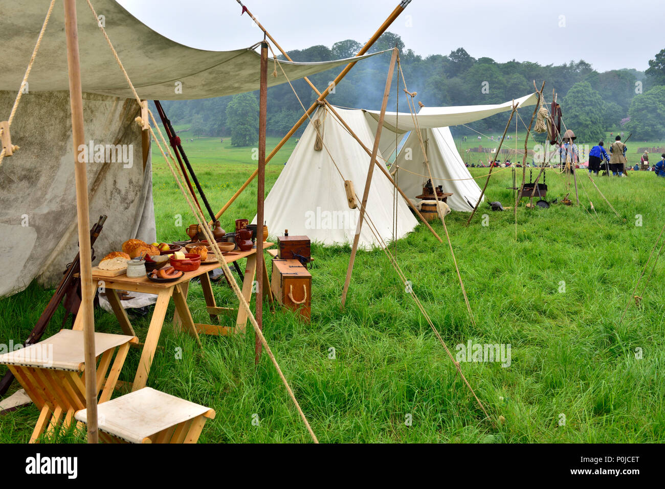 Carpas y acampar en la historia viva de la guerra civil inglesa recreación asedio de Bristol, 1643 Foto de stock