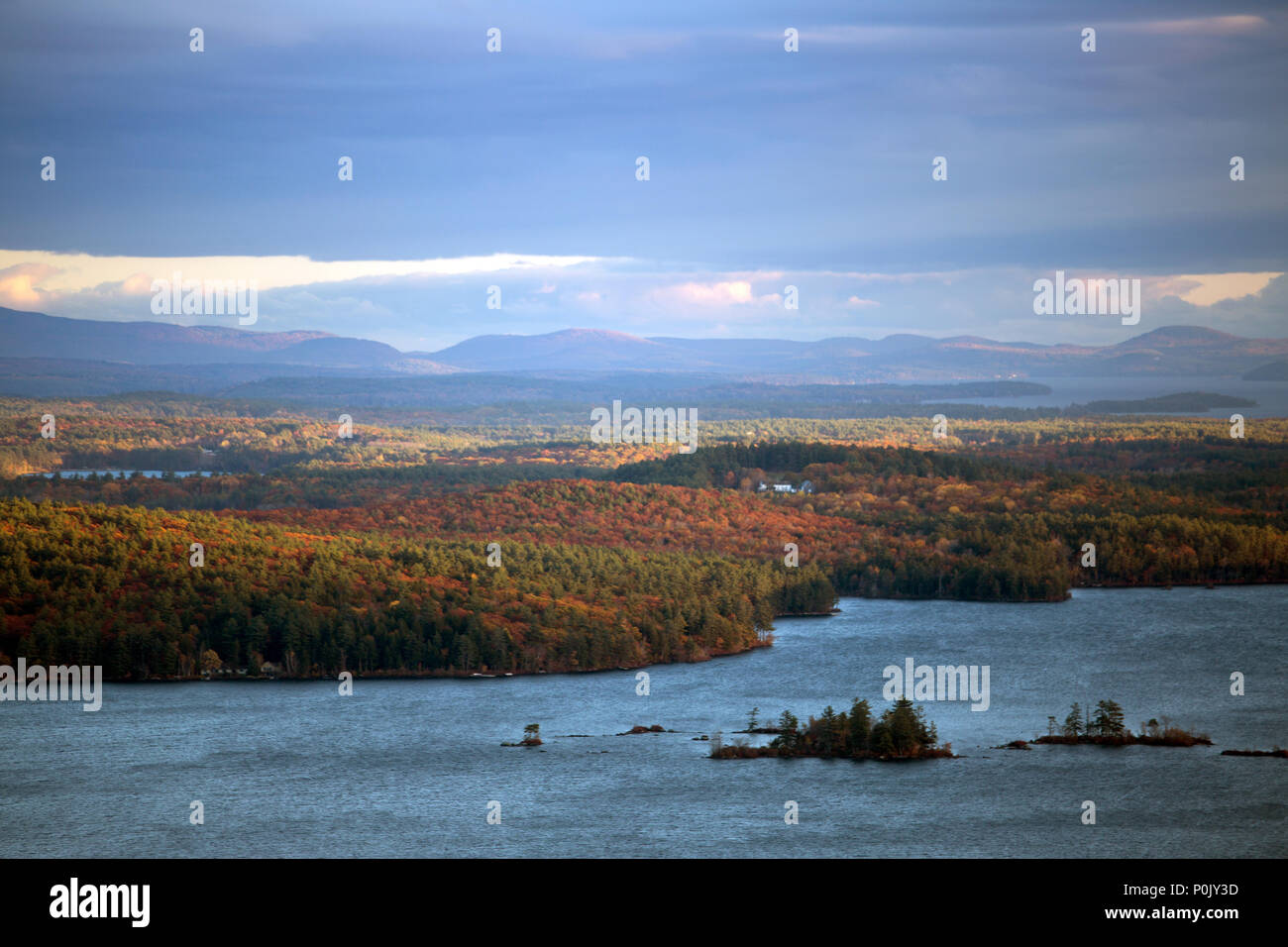 Montañas y Squam Lake en New Hampshire en tiempo de caída Foto de stock