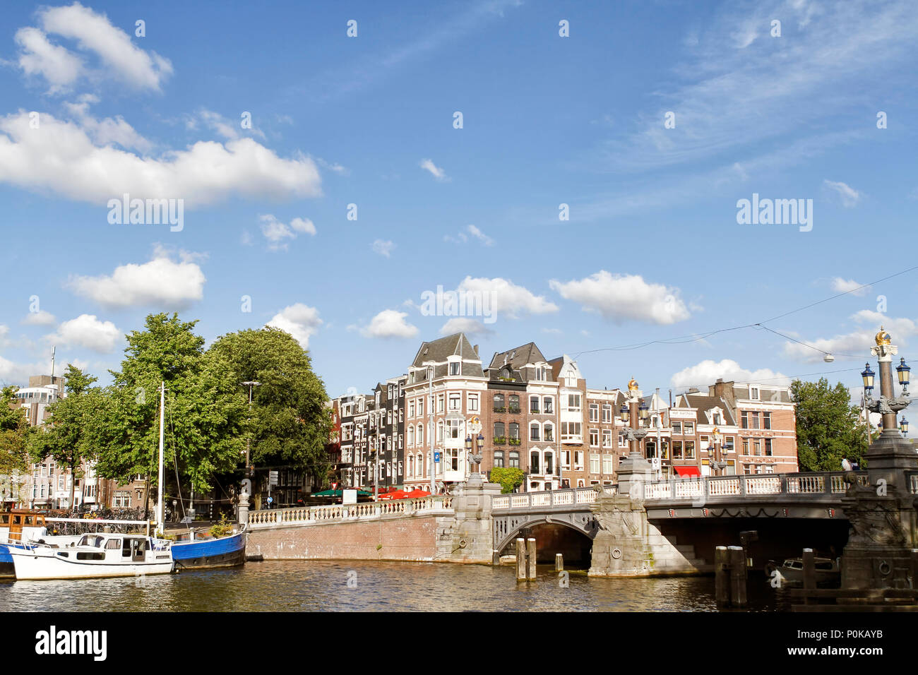 Amsterdam, capital de los Países Bajos, tiene más de cien kilómetros de canales, sobre 90 islas y 1.500 puentes. Foto de stock