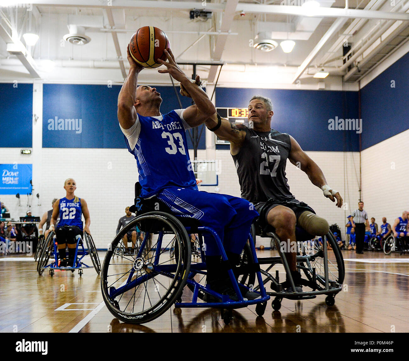 La Fuerza Aérea del equipo de baloncesto en silla de ruedas deportista  Joshua Oshua lucha por un rebote contra el equipo de Operaciones Especiales  del Comando atleta Master Sgt. Scotty Roessler durante