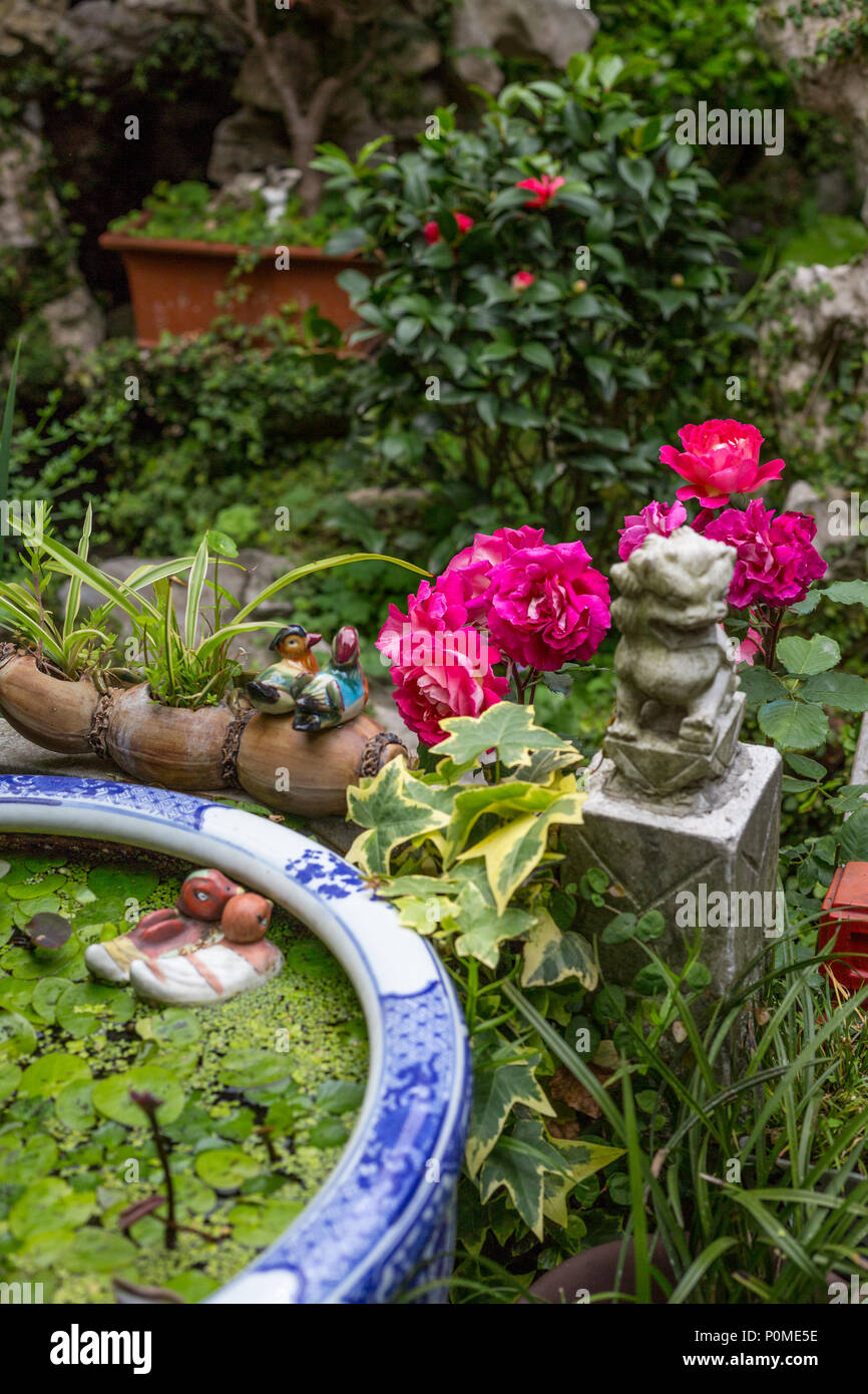 Yangzhou, Jiangsu, China. Decoraciones en un pequeño jardín chino tradicional. Foto de stock