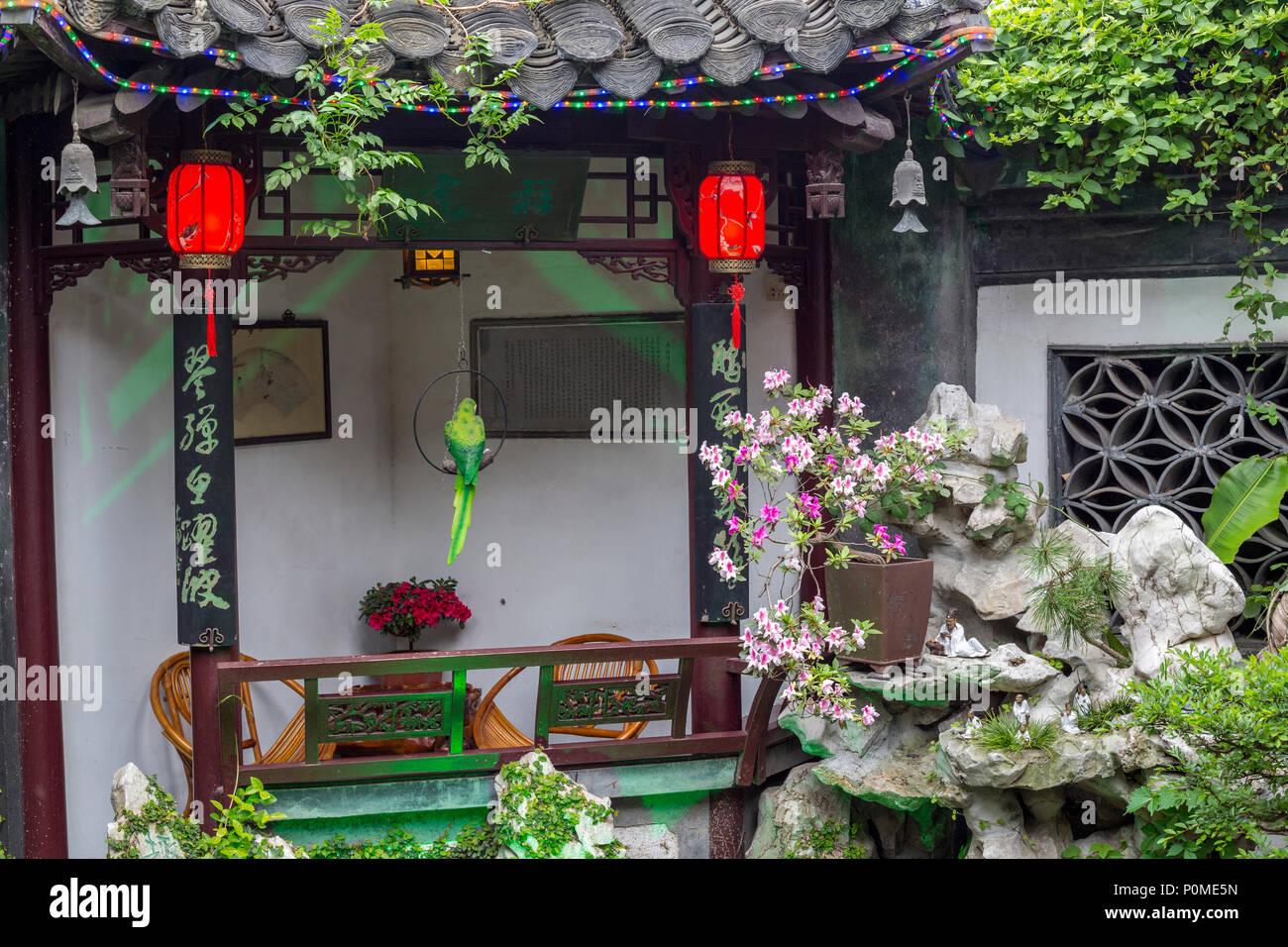 Yangzhou, Jiangsu, China. Decoraciones en un pequeño jardín chino tradicional. Foto de stock