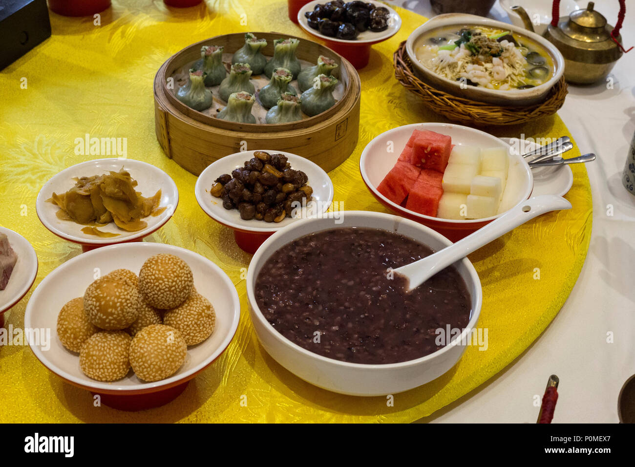 Yangzhou, Jiangsu, China. Desayuno en Ye Chun casa de té. Semillas de sésamo bolas de arroz glutinoso parte inferior izquierda; bollos Jade media superior. Foto de stock