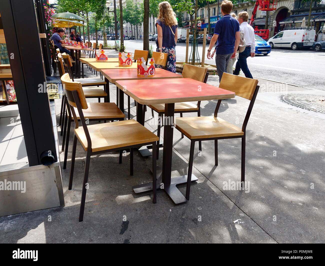 Tablas, con coronas, Burger King y sillas fuera de un restaurante de comida  rápida, París, Francia Fotografía de stock - Alamy