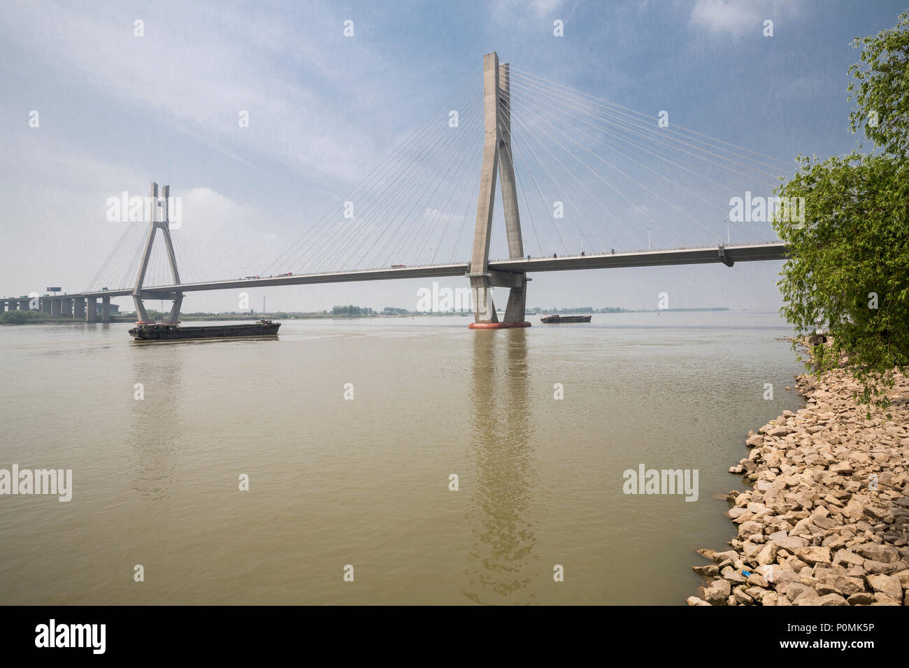 Yangzhou, Jiangsu, China. Río Yangtze Runyang Bridge. Foto de stock