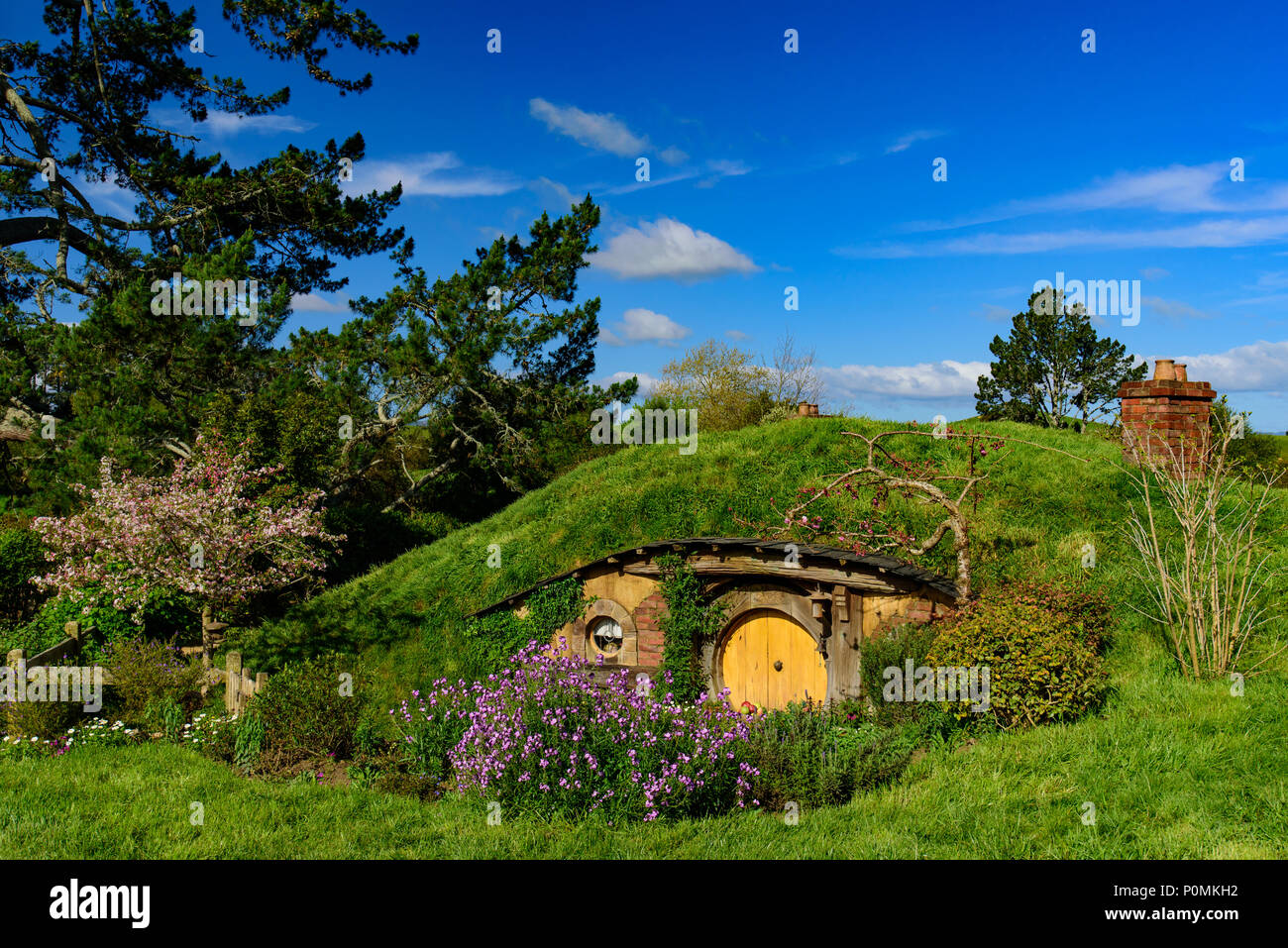 Hobbiton Movie Set de Shire en el Señor de los anillos y el Hobbit trilogías, Matamata, Nueva Zelanda Foto de stock